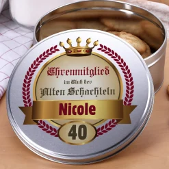 Metalldose als Geschenkverpackung für alte Schachteln