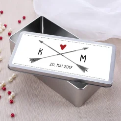 Metalldose als Geschenkverpackung zur Hochzeit mit Initialen und Datum