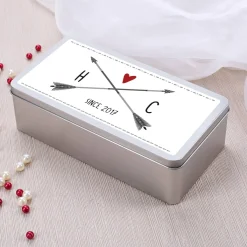 Metalldose als Geschenkverpackung zur Hochzeit mit Initialen und Datum