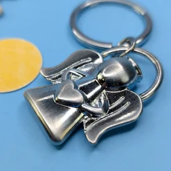 Metall-Schlüsselanhänger Schutzengel mit Herzsymbol in den Händen & geschwungenen Flügeln
