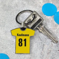 Metall-Schlüsselanhänger zum Geburtstag in T-Shirt-Form personalisiert mit Name, Zahl & Farben