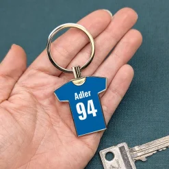 Metall-Schlüsselanhänger zum Geburtstag in T-Shirt-Form personalisiert mit Name, Zahl & Farben