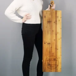 1 Meter Bambusbrett - Wo Liebe den Tisch deckt - mit zwei Wunschtextzeilen graviert