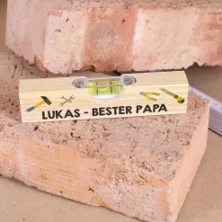 Mini Wasserwaage aus Holz mit Werkzeugmotiven und Ihrem Wunschtext bedruckt