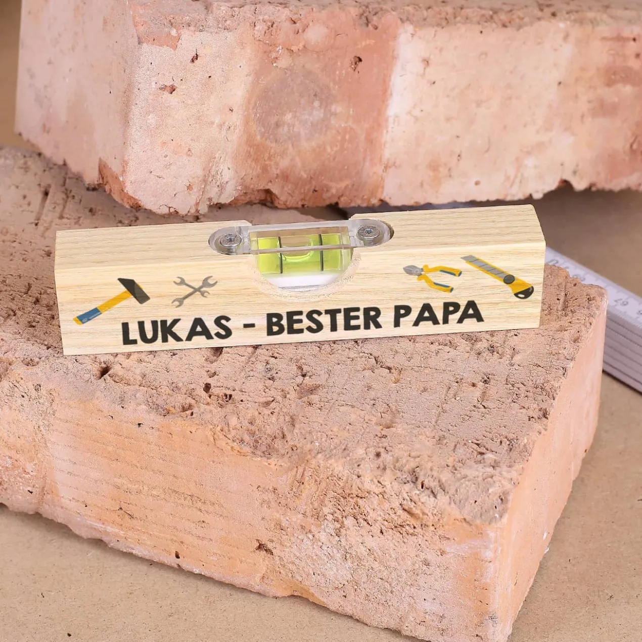 Mini Wasserwaage aus Holz mit Werkzeugmotiven und Ihrem Wunschtext bedruckt