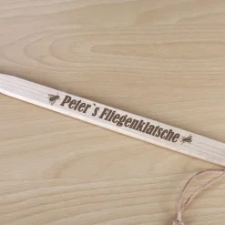 Mit Wunschname gravierte Fliegenklatsche