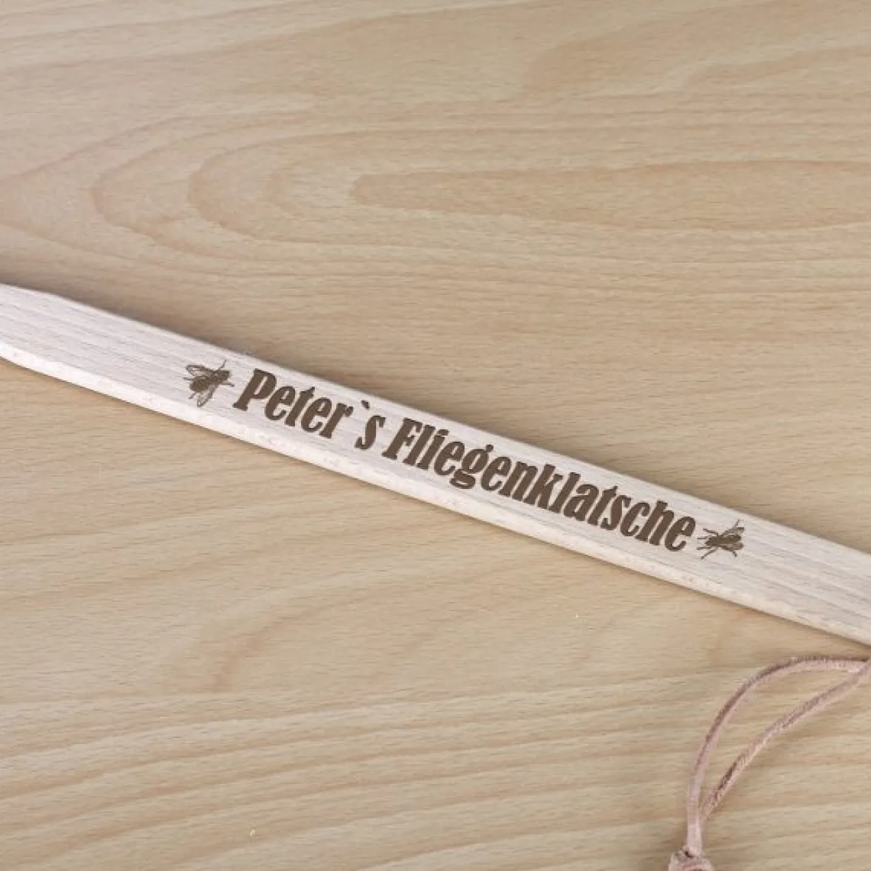 Mit Wunschname gravierte Fliegenklatsche