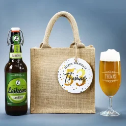 Männergeschenk zum Geburtstag - Bierglas mit Flaschenbier in Jutetüte mit Anhänger