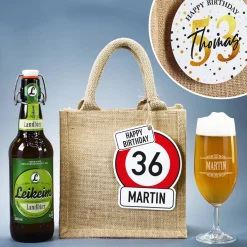 Männergeschenk zum Geburtstag - Bierglas mit Flaschenbier in Jutetüte mit Anhänger