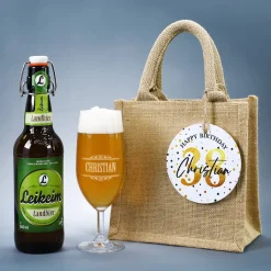 Männergeschenk zum Geburtstag - Bierglas mit Flaschenbier in Jutetüte mit Anhänger
