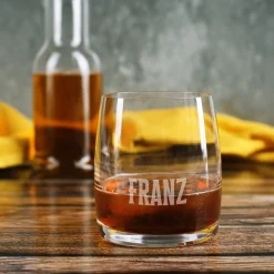 Modernes Whiskyglas mit schlichter Namensgravur