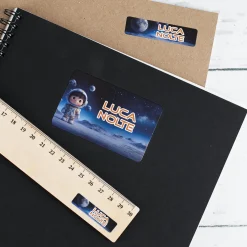 Namensaufkleber mit Astronaut & Planeten Motiv | Personalisiertes Geschenk für Einschulung und Schule