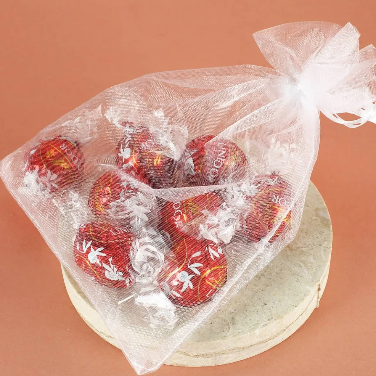 Namenstasse in bunten Frühlingsfarben mit verschiedenen Füllungen