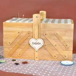 Nähkästchen aus Holz personalisiert mit Name | Bambus Nähkasten mit 5 Fächern & Nadelkissen