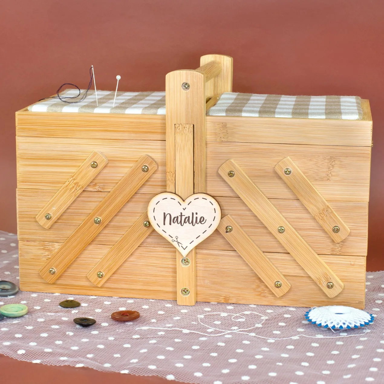Nähkästchen aus Holz personalisiert mit Name | Bambus Nähkasten mit 5 Fächern & Nadelkissen