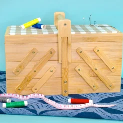 Nähkästchen aus Holz personalisiert mit Name | Bambus Nähkasten mit 5 Fächern & Nadelkissen