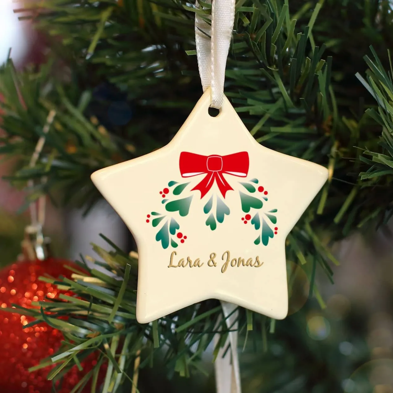 Niedlicher Christbaumanhänger mit Mistelzweig und Ihren Wunschnamen
