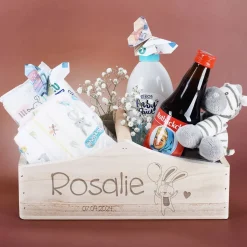 Niedlicher Geschenkkorb zur Geburt mit Häschen-Motiv, Name und Datum