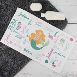 Niedliches Meerjungfrauen - Handtuch mit Namen personalisiert in verschiedenen Farben