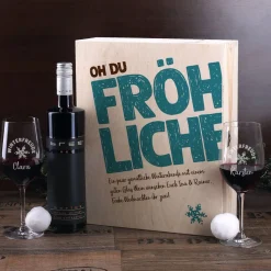 Oh du fröhliche... Weinset zum Fest - 2 gravierte Gläser, 1 Weinflasche in bedruckter Holzbox