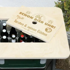 Oh, schon Bier Uhr! Bierkasten - Stehtisch mit Wunschtext graviert