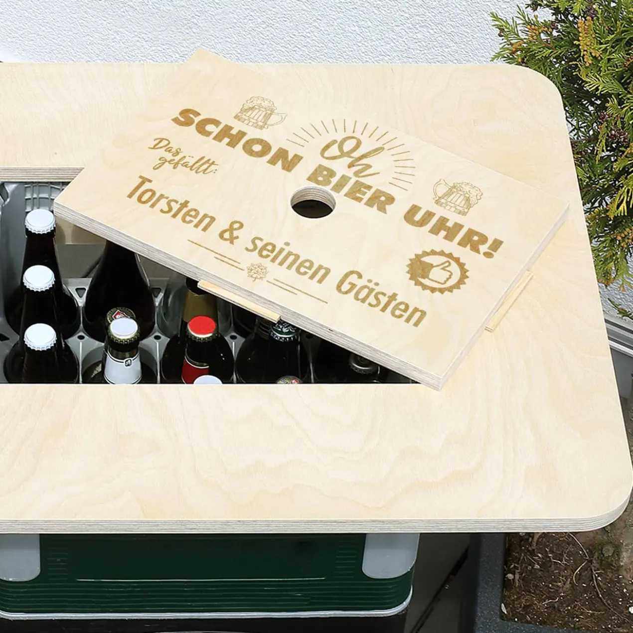 Oh, schon Bier Uhr! Bierkasten - Stehtisch mit Wunschtext graviert