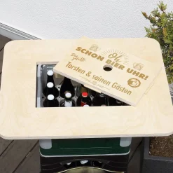 Oh, schon Bier Uhr! Bierkasten - Stehtisch mit Wunschtext graviert