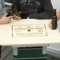 Oh, schon Bier Uhr! Bierkasten - Stehtisch mit Wunschtext graviert