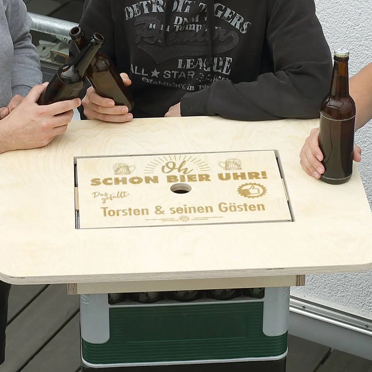 Oh, schon Bier Uhr! Bierkasten - Stehtisch mit Wunschtext graviert
