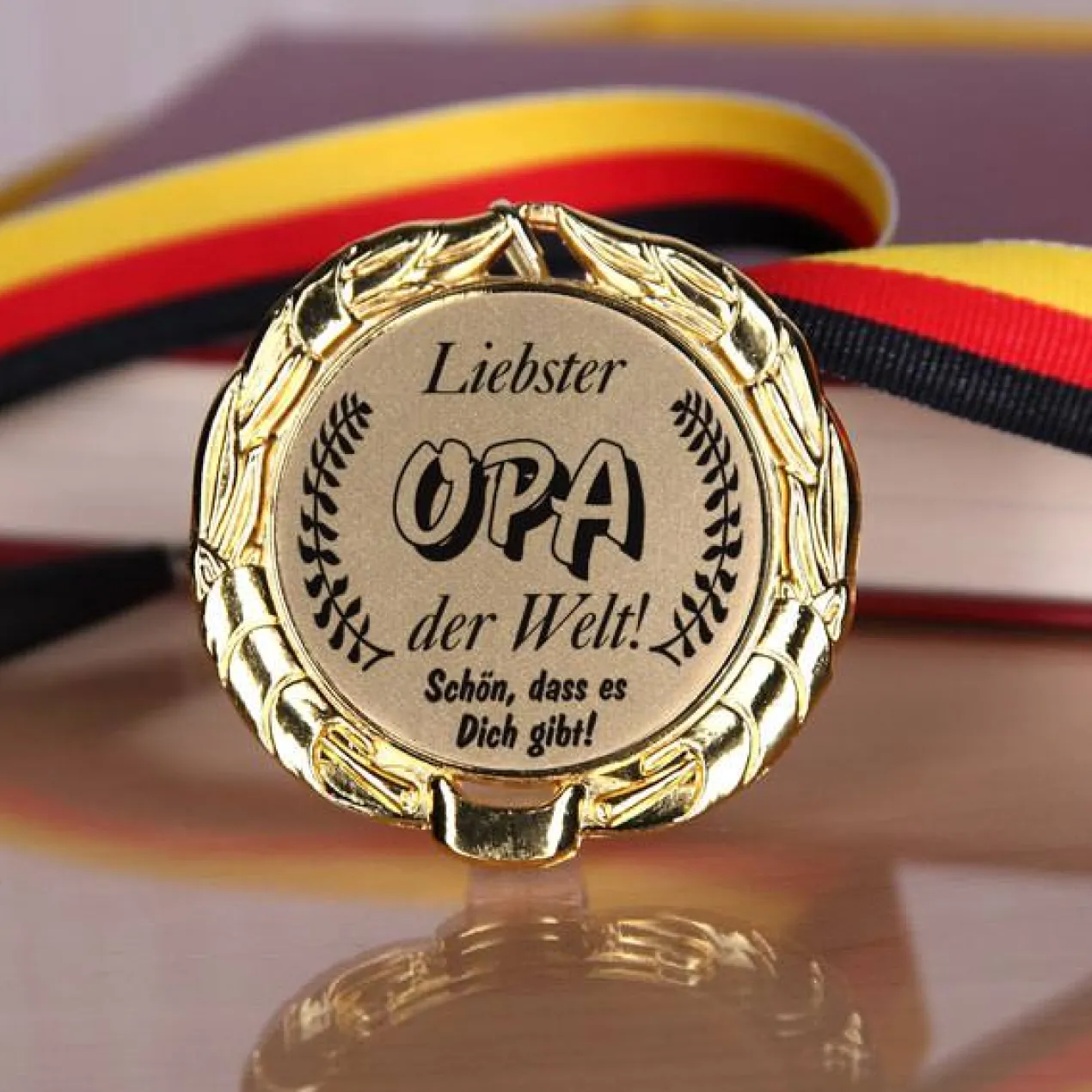 Orden am Bande: Liebster Opa der Welt!