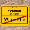 Ortsschild zur Hochzeit mit Name und Datum
