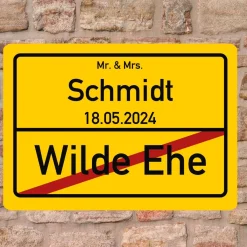 Ortsschild zur Hochzeit mit Name und Datum