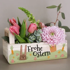 Oster Geschenkset im Holzkorb 'Frohe Ostern' mit personalisierter Möhre, Eierlikör & Lindt Schokolade