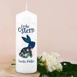 Osterkerze mit buntem Hasen, Blüten und Wunschtext