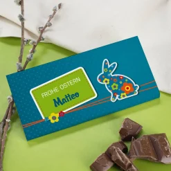 Osterschokolade mit buntem Hasen und Namensaufdruck