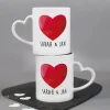 Paartassen zum Valentinstag mit Herzhenkel, Namen und Polygon Herz