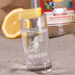 Papagei mit Wunschname und mexikanischen Ornamenten graviert auf Tequila-Shot