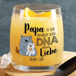Papa zu sein erfordert keine DNA sondern Liebe - Trinkglas für Stiefväter mit niedlichem Motiv