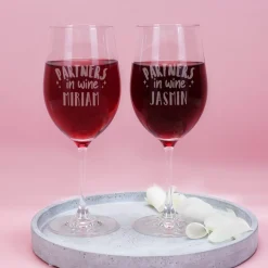 Partners in Wine - Wein Geschenkset mit zwei Weingläsern und veganem Biorebe Wein