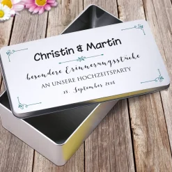 Persönliche Geschenkdose mit 4 Zeilen Wunschtext und kleinen Ornamenten