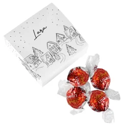 Persönliche Geschenkverpackung und 4 Lindor Kugeln mit verschneiter Stadt als Motiv