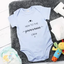 Persönlicher Babybody -New to the Crew- hellblau - Geschenk zur Geburt