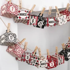 Persönlicher DIY-Adventskalender 24 Schachteln mit rot-grünen Mustern
