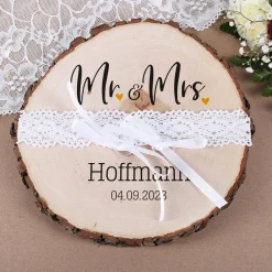 Persönliches Ringkissen aus Holz - Mr & Mrs - mit Name und Datum