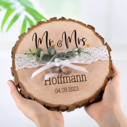 Persönliches Ringkissen aus Holz - Mr & Mrs - mit Name und Datum