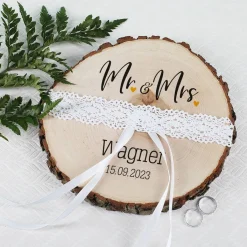 Persönliches Ringkissen aus Holz - Mr & Mrs - mit Name und Datum
