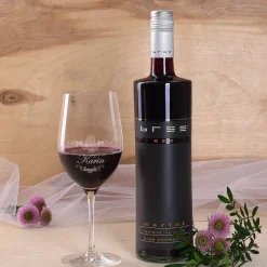 Persönliches Wein-Set zum 70. Geburtstag mit graviertem Glas und Flasche