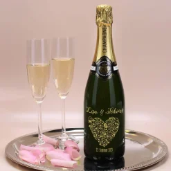 Persönlich gravierte Champagnerflasche mit Herz