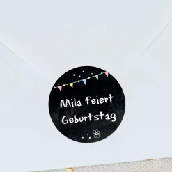 Personalisierbare Aufkleber für Einladungen im 24er Set | Schwarz mit Wimpel