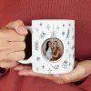 Personalisierbare Keramiktasse mit Foto im Weihnachtskugel Motiv | Geschenk zu Weihnachten